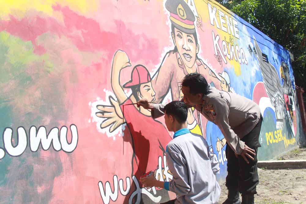 Lewat Mural, Polsek Plemahan Ajak Pelajar Kampanyekan Pilkada Aman dan Kondusif