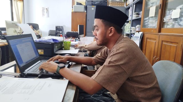 Sambut Hari Santri 2024, ASN dan Masyarakat Ponorogo Full Sarungan Ala Santri