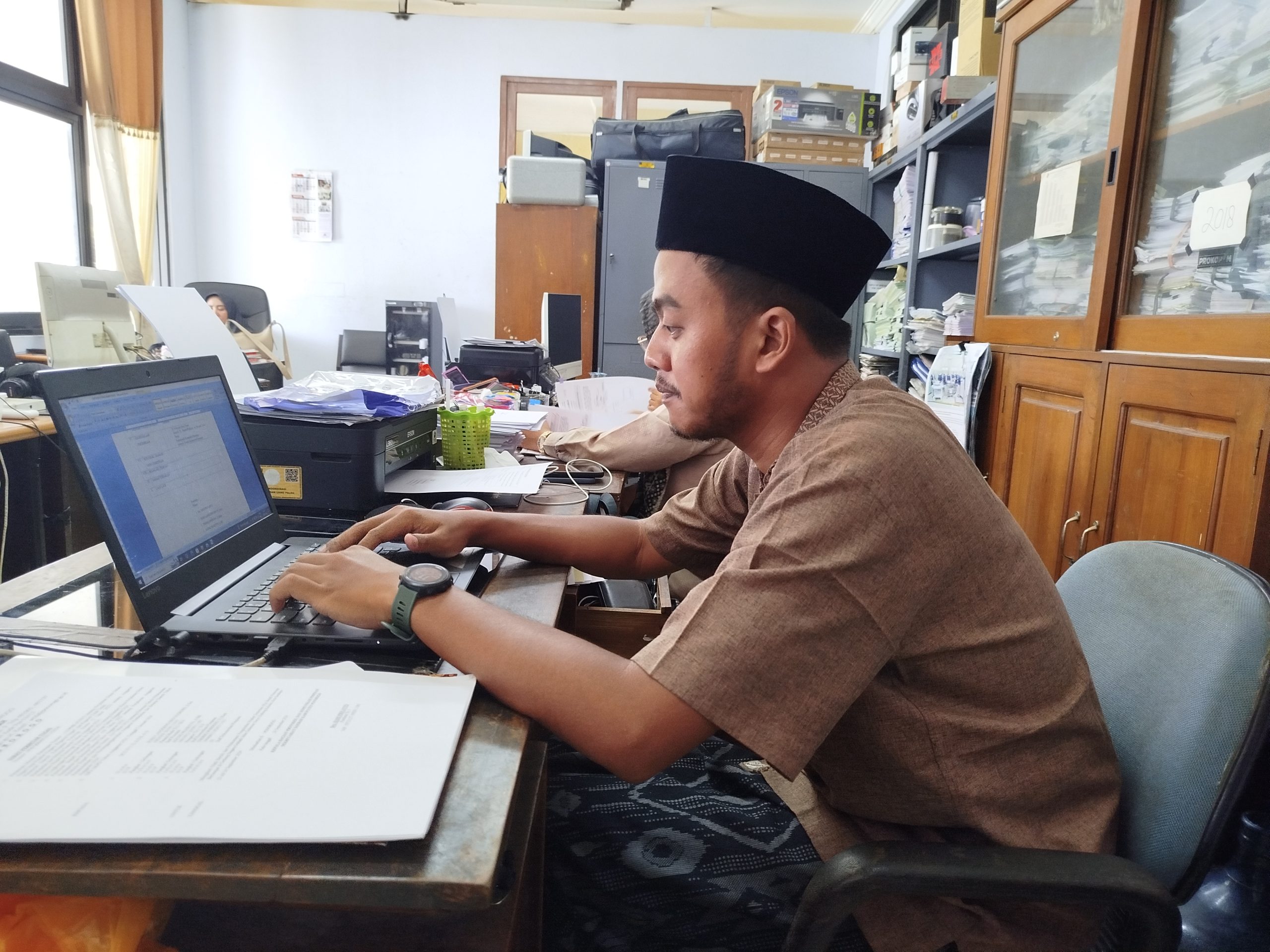 Sambut Hari Santri 2024, ASN dan Masyarakat Ponorogo Full Sarungan Ala Santri