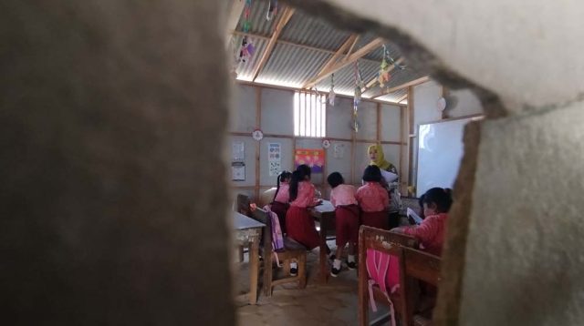 Revitalisasi Tak Masuk P-APBD 2024, Puluhan Siswa SDN 2 Karangpatihan Pulung Ponorogo Tetap Belajar di Kelas Darurat