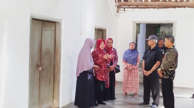 Ziarah ke Makam Tegalsari, Risma Mengenang Masa Kecilnya di Ponorogo