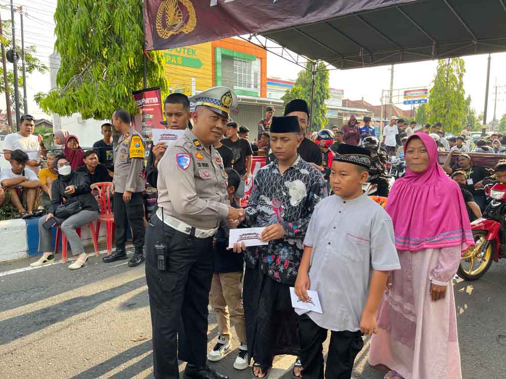 Latihan Drag Bike, Satlantas Polres Ponorogo Gelar Aksi Sosial