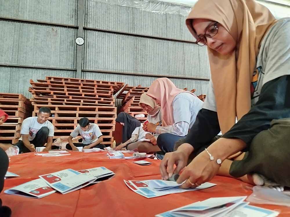 KPU Ponorogo Mulai Sortir dan Lipat Surat Suara, Libatkan 140 Petugas Berpengalaman