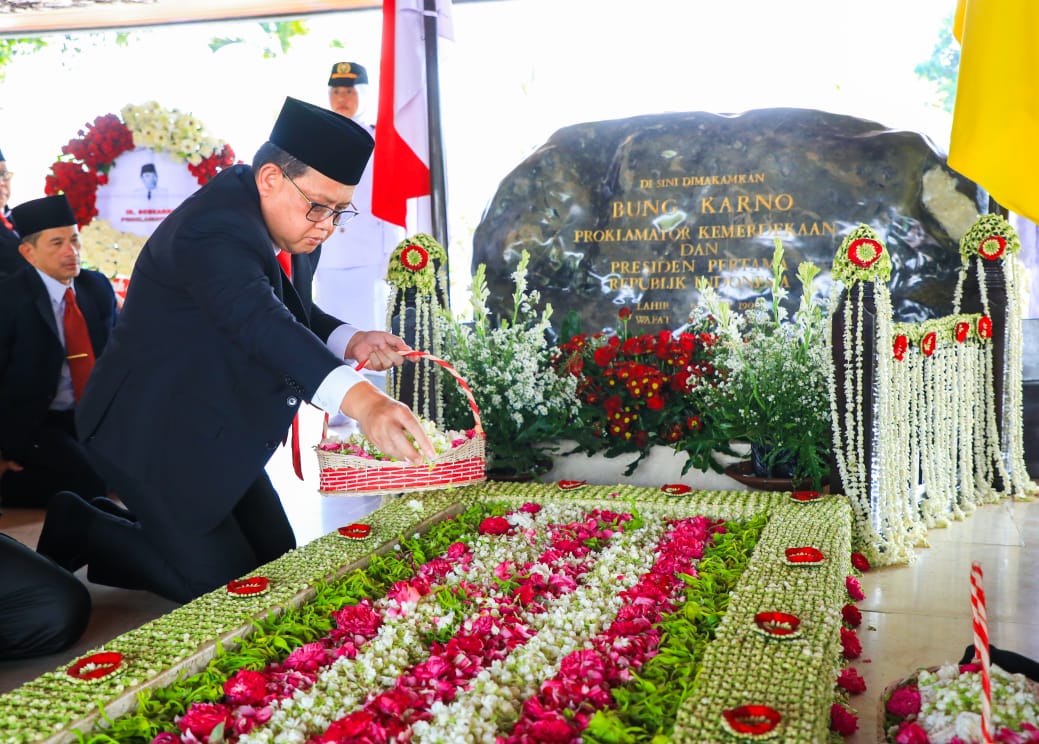 Pj Gubernur Adhy Ziarah dan Tabur Bunga di Makam Bung Karno Jelang HUT Pemprov Jatim