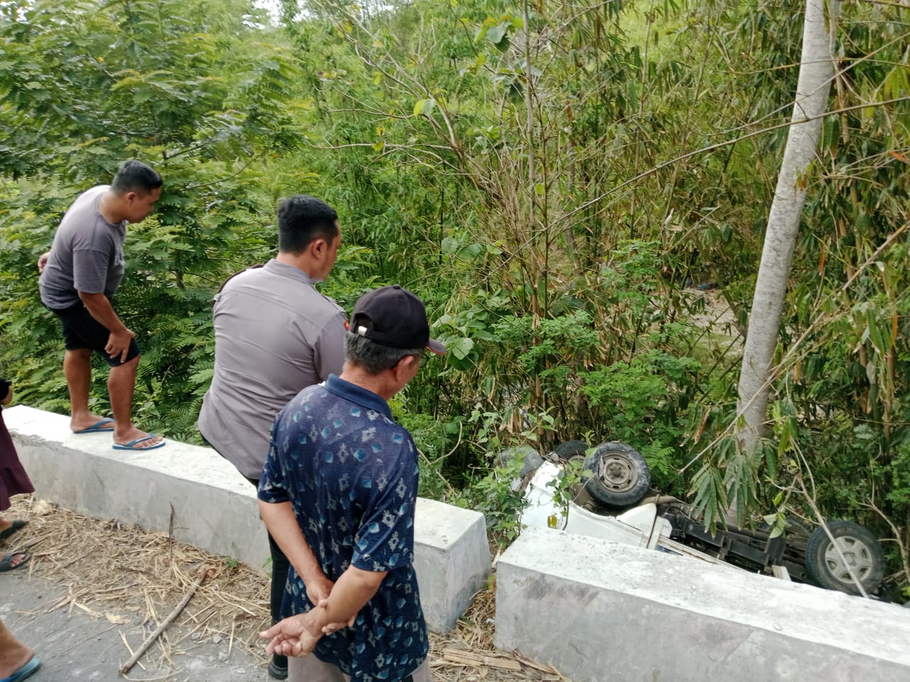 Sopir-kernet Luka-luka usai Jatuh ke Jurang 5 Meter di Blitar