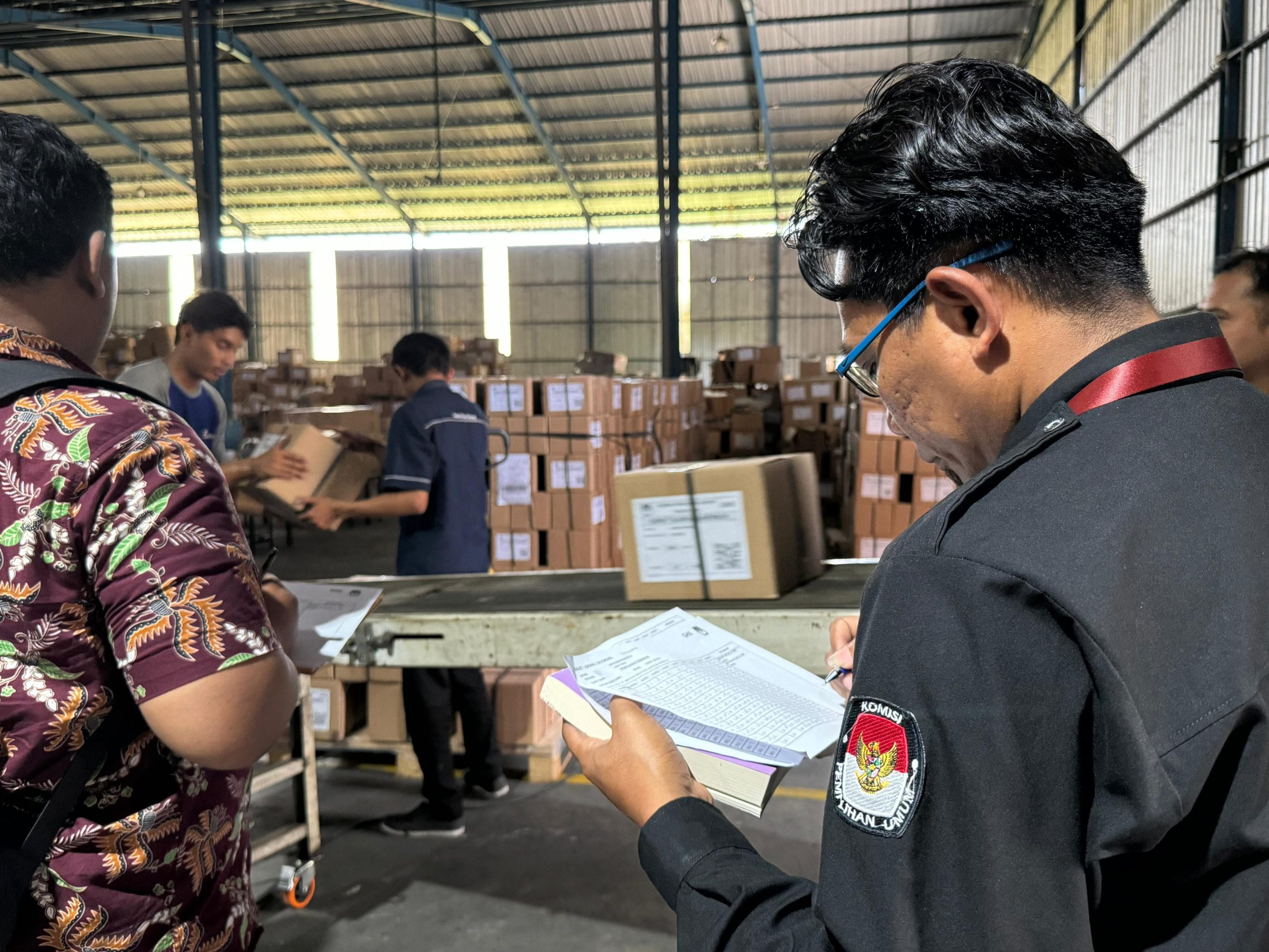 Tiba di Gudang, KPU Kabupaten Blitar Mulai Sortir, Bawaslu Awasi Distribusi