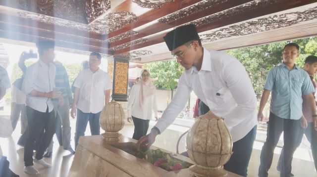 Ke Blitar, Kaesang Pangarep Ziarah dan Borong Kaus Gambar Bung Karno