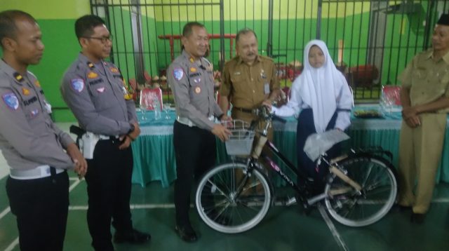 Satlantas Polres Blitar Kota Antar dan Bantu Nur Esa ke Sekolah, Begini Ceritanya