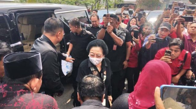 Para Calon Kepala Daerah PDI Perjuangan Dampingi Megawati Nyekar di MBK