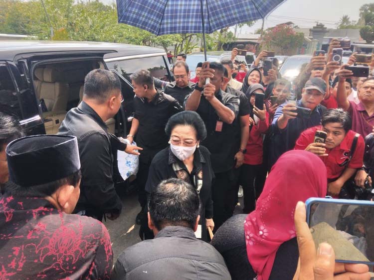Para Calon Kepala Daerah PDI Perjuangan Dampingi Megawati Nyekar di MBK