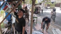 Ngeyel Jualan di Lokasi Steril PKL, Satpol PP Kota Blitar Bongkar Paksa Tenda Pedagang