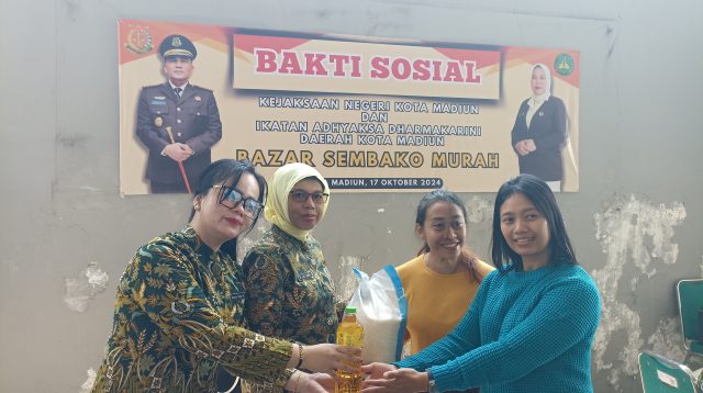 Turut Serta Bantu Pemkot Madiun Tekan Inflasi, Kejari Kota Madiun Gelar Bazar Sembako Murah
