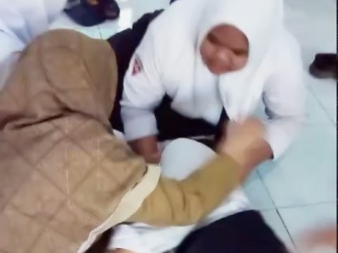 Belasan Siswi SMP Negeri 2 Kare Kabupaten Madiun Alami Kesurupan saat Upacara