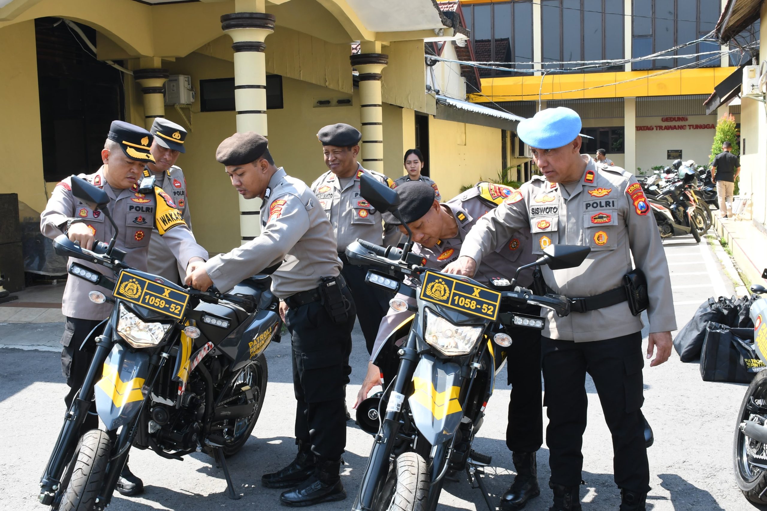 Wakapolres Madiun Kota Serahkan Ranmor Dinas Bersama Perlengkapan Patroli Perintis