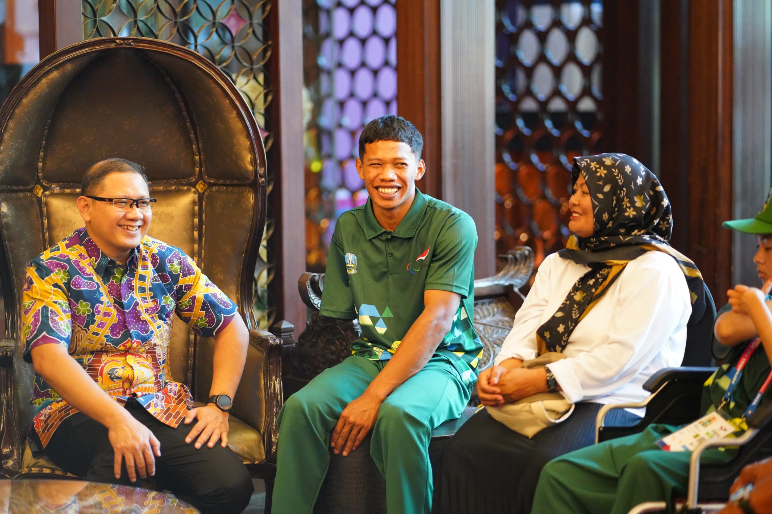 Pj Walikota Batu Apresiasi Joko Peraih 3 Medali Emas Atletik dan Riris Atlet Kota Batu di Peparnas XII Tahun 2024 Kota Solo
