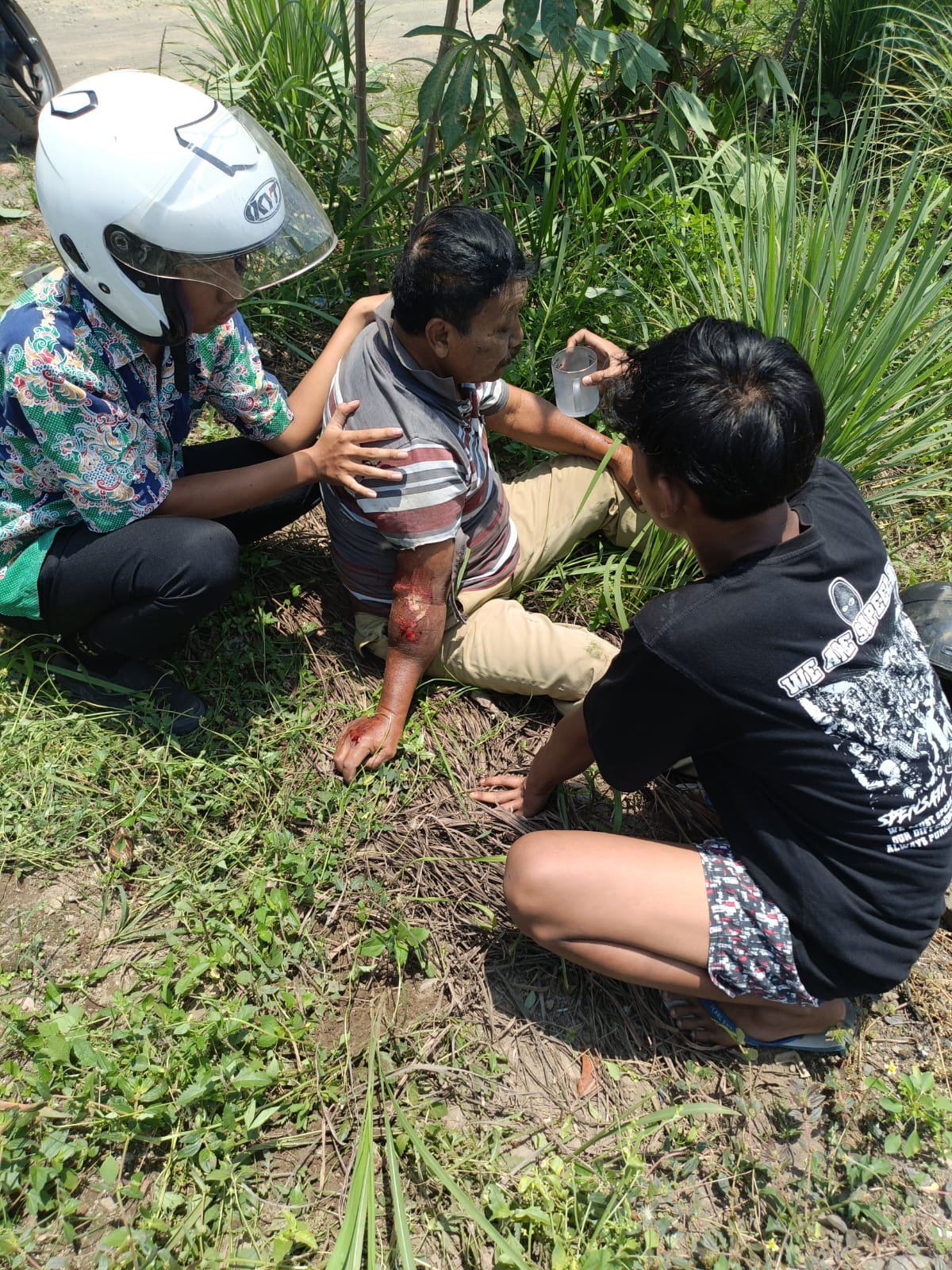 Berhenti Terlalu Mepet, Pemotor di Blitar Tertabrak Kereta Api, Nyawanya Masih Selamat
