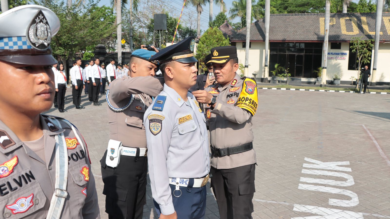 Muji Memo 19.29 (32 menit yang lalu) kepada saya, Redaktur, redaksilingkarwilis@gmail.com Tag : Kamseltibcarlantas, Operasi Zebra Semeru 2024, Kapolres Nganjuk AKBP Siswantoro, apel gelar pasukan, Pilkada, kampanye Desk : Apel gelar pasukan Operasi Zebra Semeru 2024 ini dipimpin langsung oleh Kapolres Nganjuk, AKBP Siswantoro, S.I.K., M.H., diikuti oleh anggota Polres Nganjuk. Foto : Kapolres Nganjuk AKBP Siswantoro saat memasang pita tanda Operasi Zebra Semeru 2024 dimulai. (Humas Polres Nganjuk) Polres Nganjuk Gelar Operasi Zebra Semeru 2024, Ini yang Diwaspadai