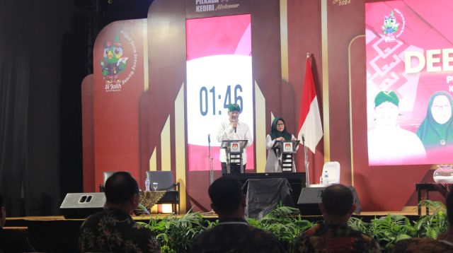 Debat Perdana Cabup-Cawabup, Paslon Deny Widyanarko- Mudawamah Tegaskan Pentingnya Kepala Daerah Menyerap Aspirasi Masyarakat