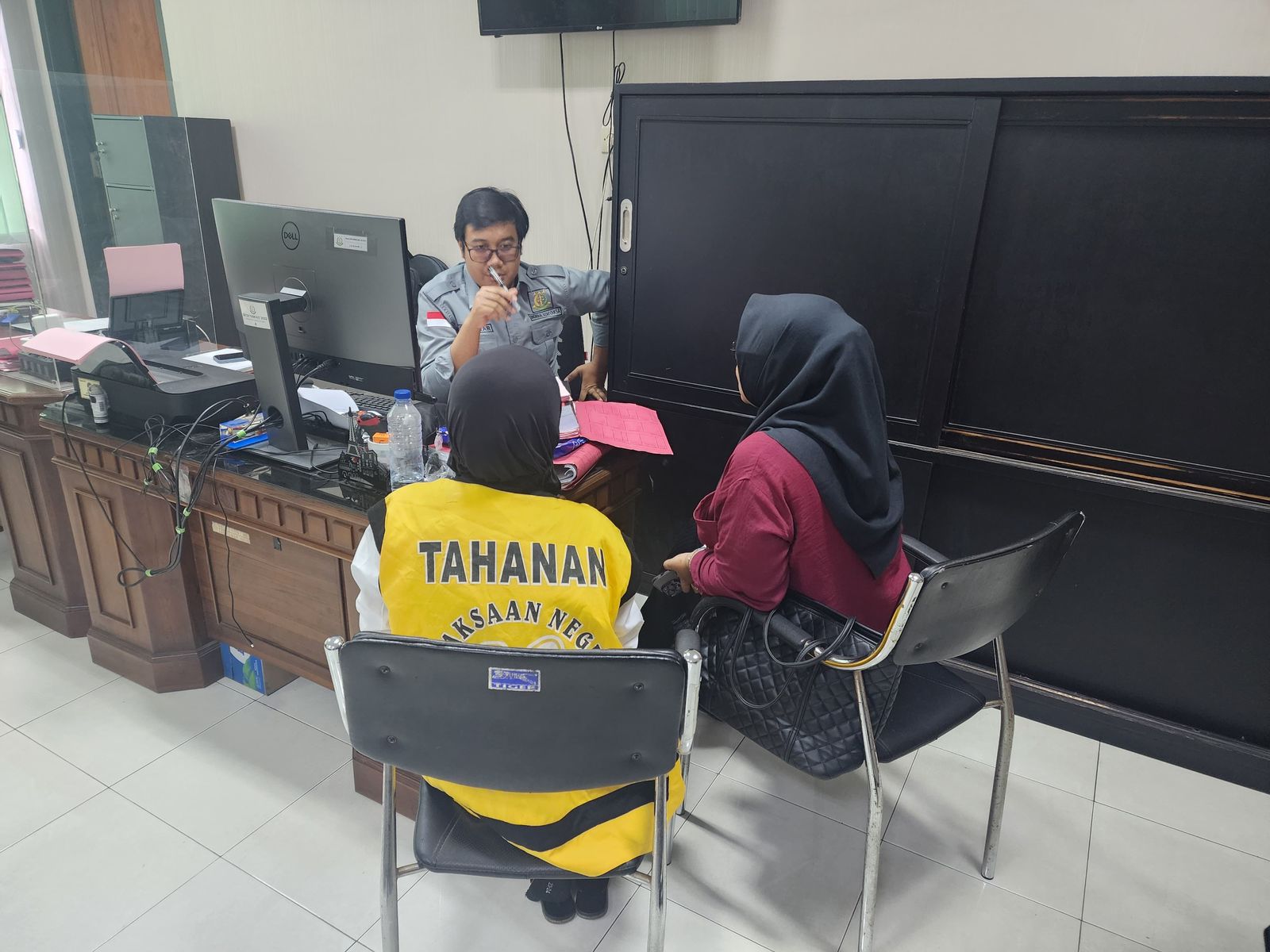 Gara-gara Pinjol, Wanita di Tulungagung Gelapkan Uang Perusahaan Ratusan Juta Rupiah, Begini Kronologinya