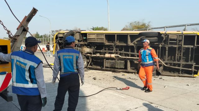Insiden Bus Rombongan Guru SMAN 1 Kedungwaru Terguling di Tol Surabaya - Mojokerto, Begini Kesaksian Salah Satu Korban