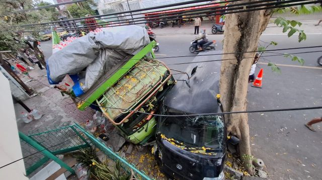 Gara-gara Ban Meletus, Truk Hantam Mobil Grandmax Parkir di Kediri