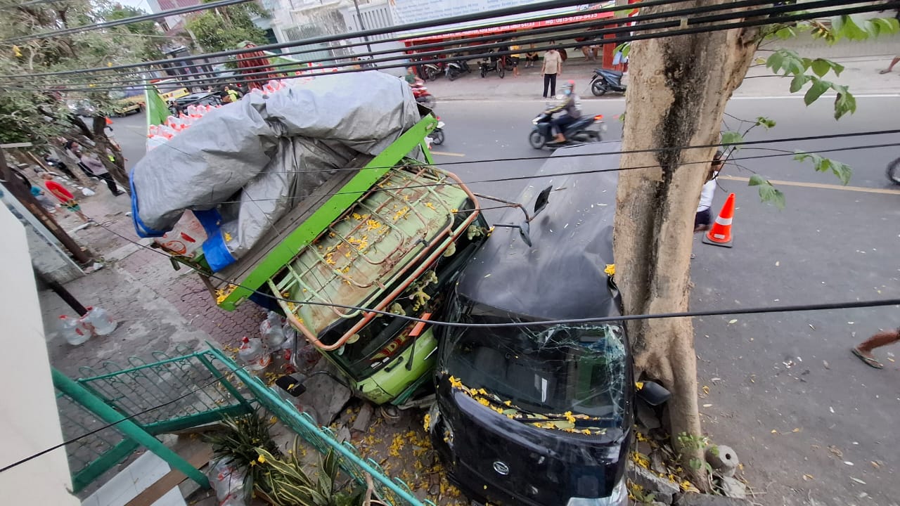 Gara-gara Ban Meletus, Truk Hantam Mobil Grandmax Parkir di Kediri