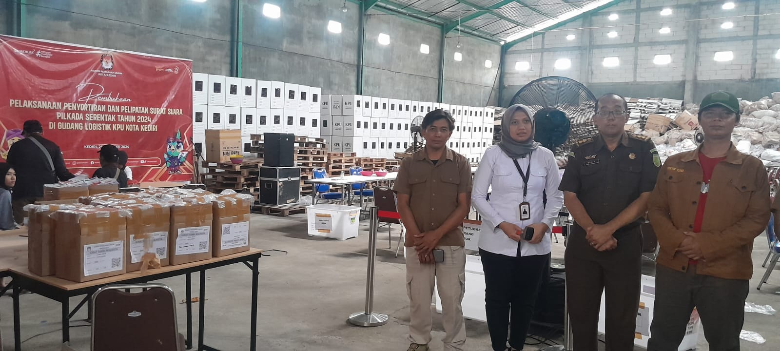 Ratusan Ribu Surat Suara Pilgub Jatim Dikawal Ketat Sampai Gudang Logistik KPU Kota Kediri