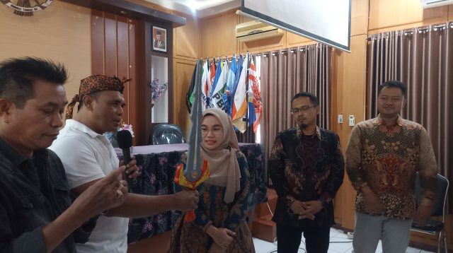 Digeruduk Masyarakat, KPU dan Bawaslu Kota Madiun Diberi Kado Pedang Plastik, Daster hingga Bra