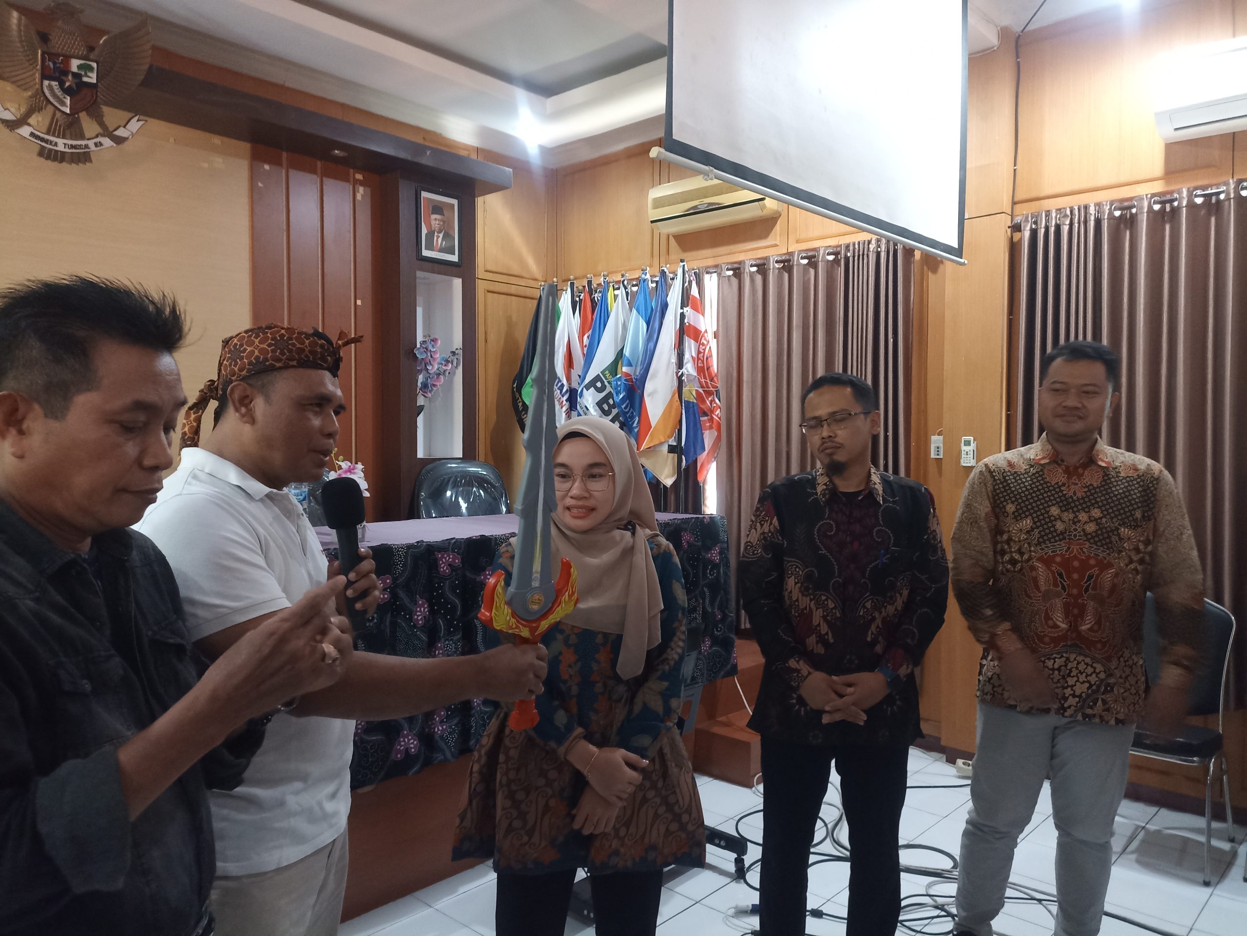 Digeruduk Masyarakat, KPU dan Bawaslu Kota Madiun Diberi Kado Pedang Plastik, Daster hingga Bra