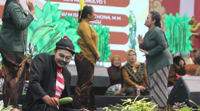 Pertunjukkan Drama Lakon Entit Pukau Ribuan Guru pada Peringatan Hari Guru Nasional dan PGRI di Kediri