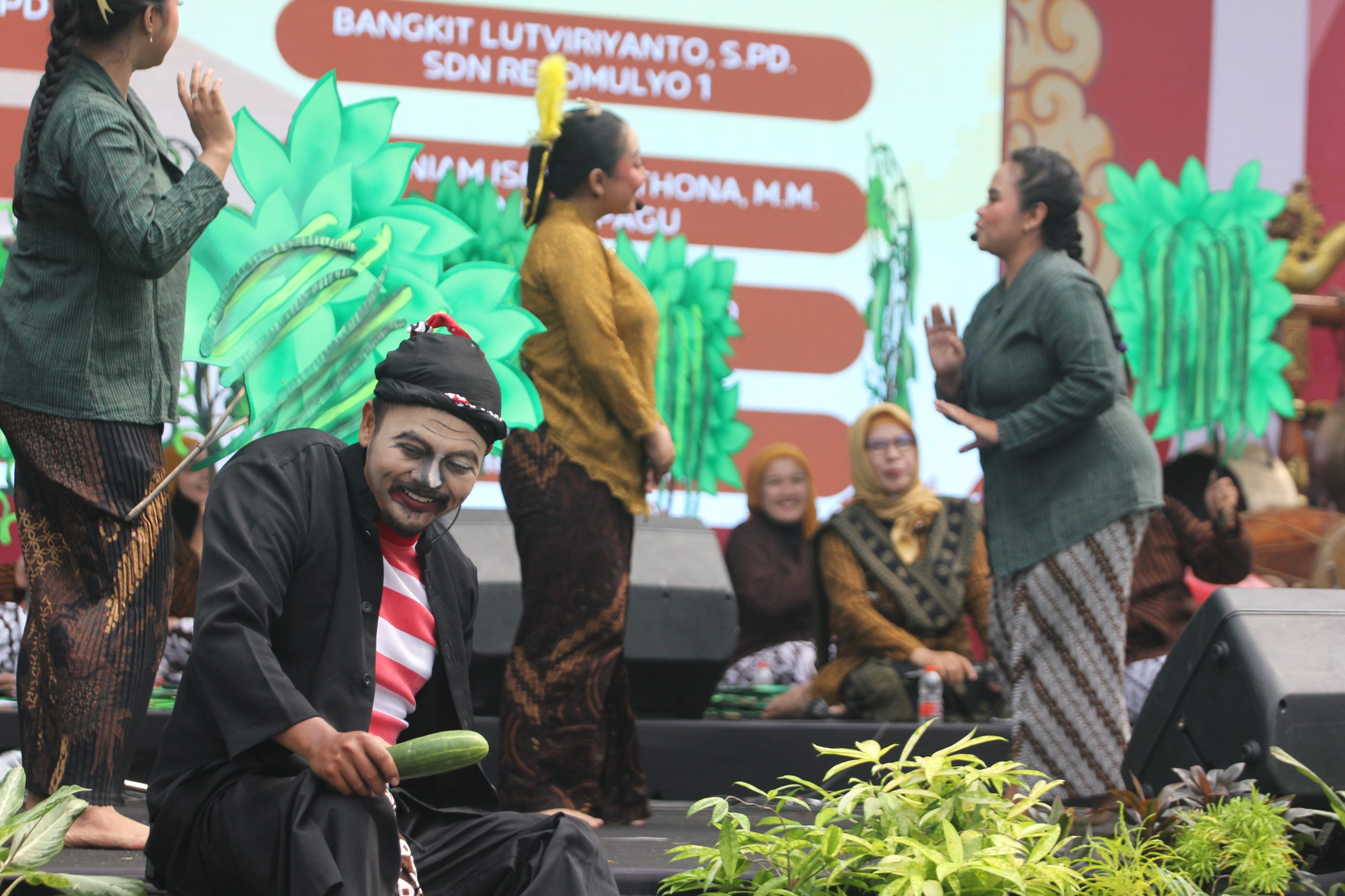 Pertunjukkan Drama Lakon Entit Pukau Ribuan Guru pada Peringatan Hari Guru Nasional dan PGRI di Kediri