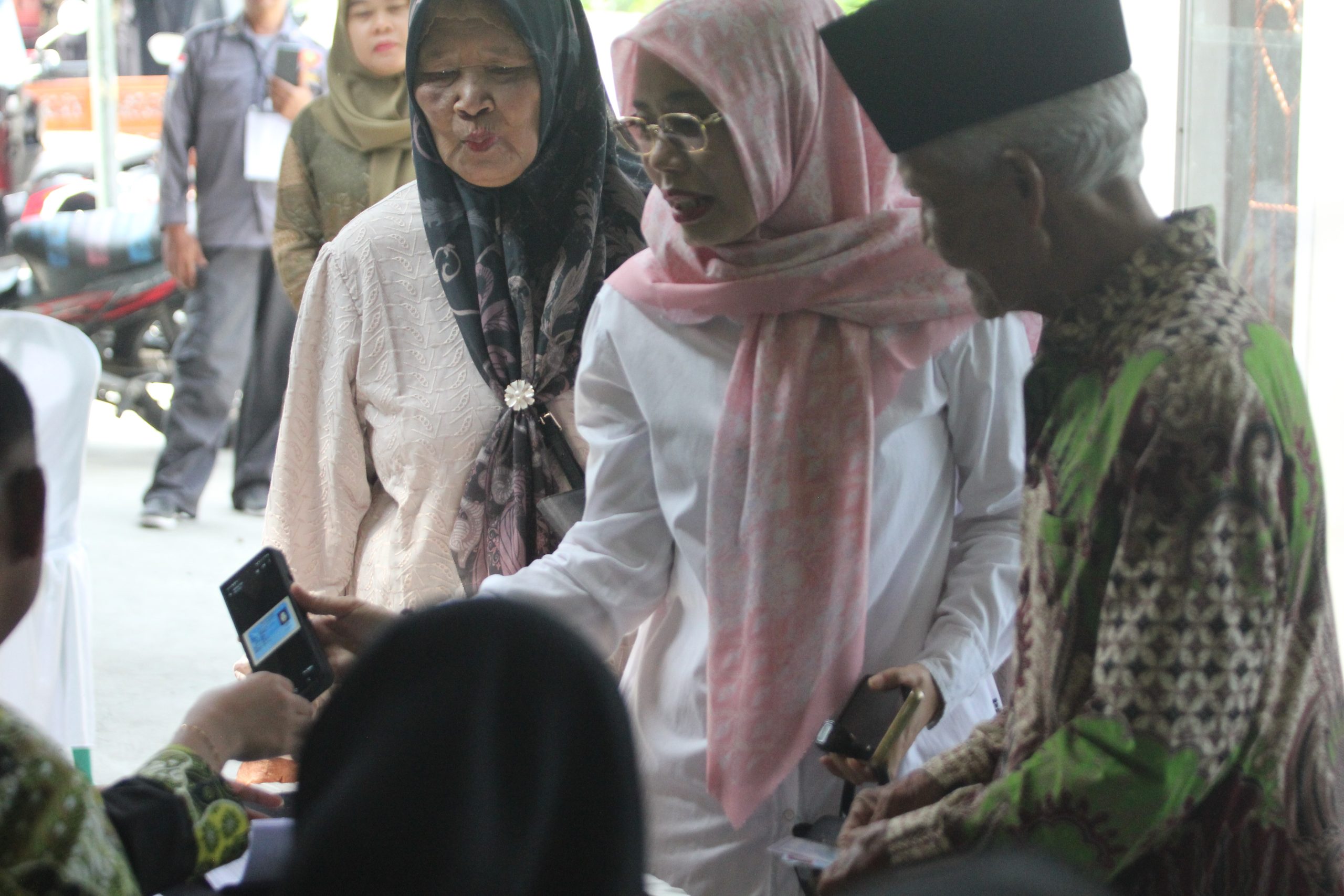 Bersama Orangtuanya, Mbak Dewi Jalan Kaki Nyoblos di TPS 06 Dusun Brenjuk