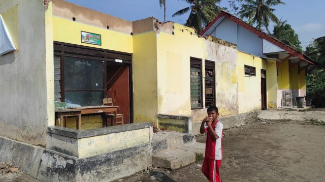 Detik-detik Puting Beliung Terjang Blitar, Atap Sekolah Terbang Puluhan Meter