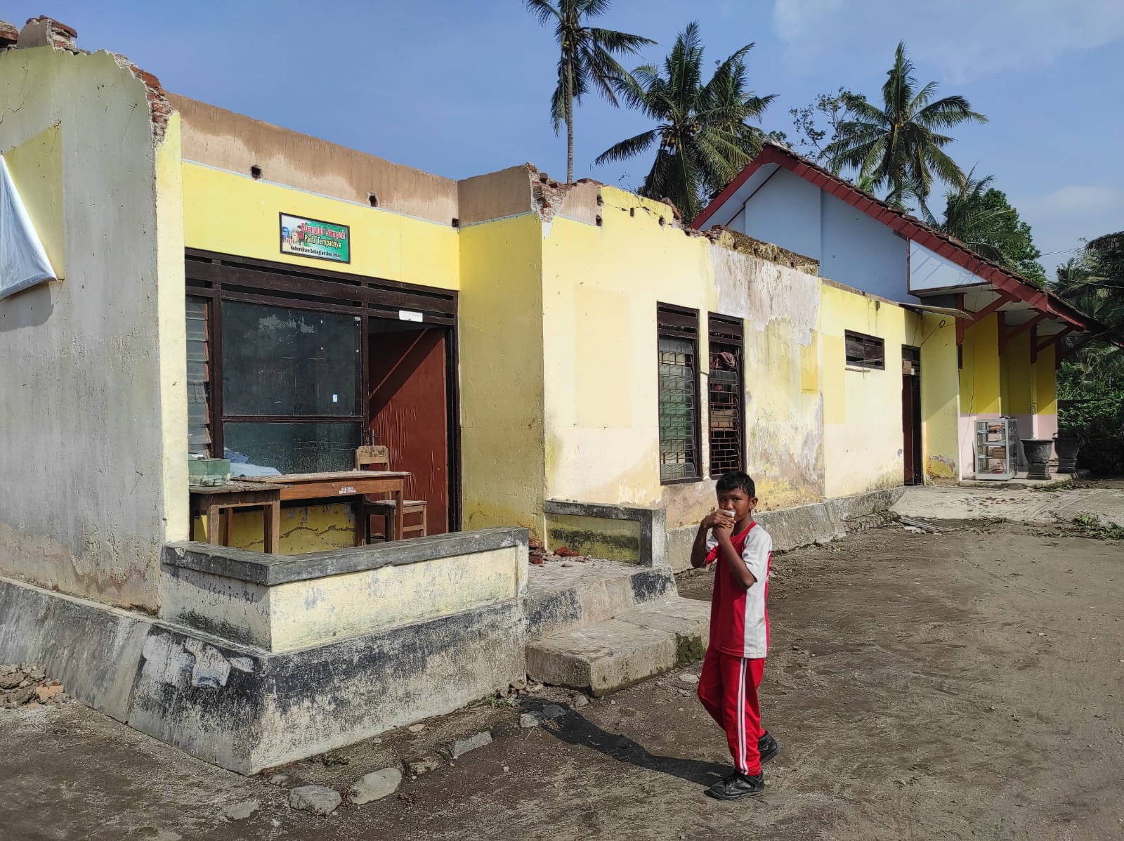 Detik-detik Puting Beliung Terjang Blitar, Atap Sekolah Terbang Puluhan Meter