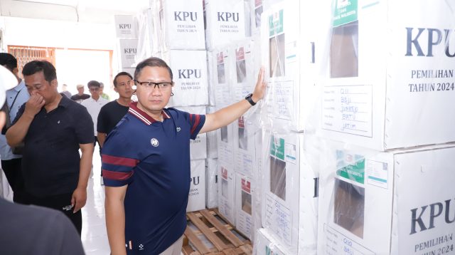 Masuk Masa Tenang, Pj Wali Kota Batu Semangati Petugas Pembersih APK dan Cek Logistik Pilkada Serentak 2024