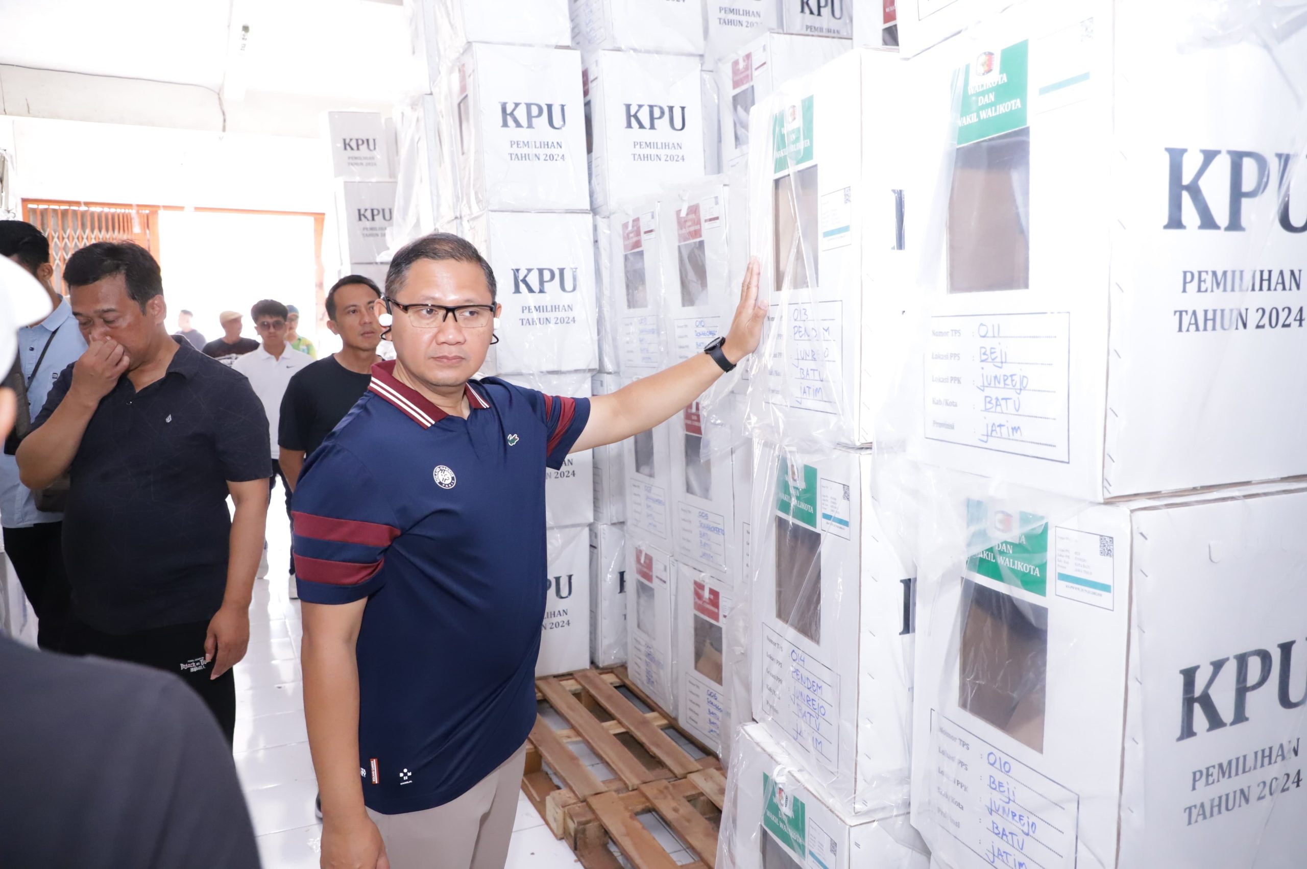Masuk Masa Tenang, Pj Wali Kota Batu Semangati Petugas Pembersih APK dan Cek Logistik Pilkada Serentak 2024