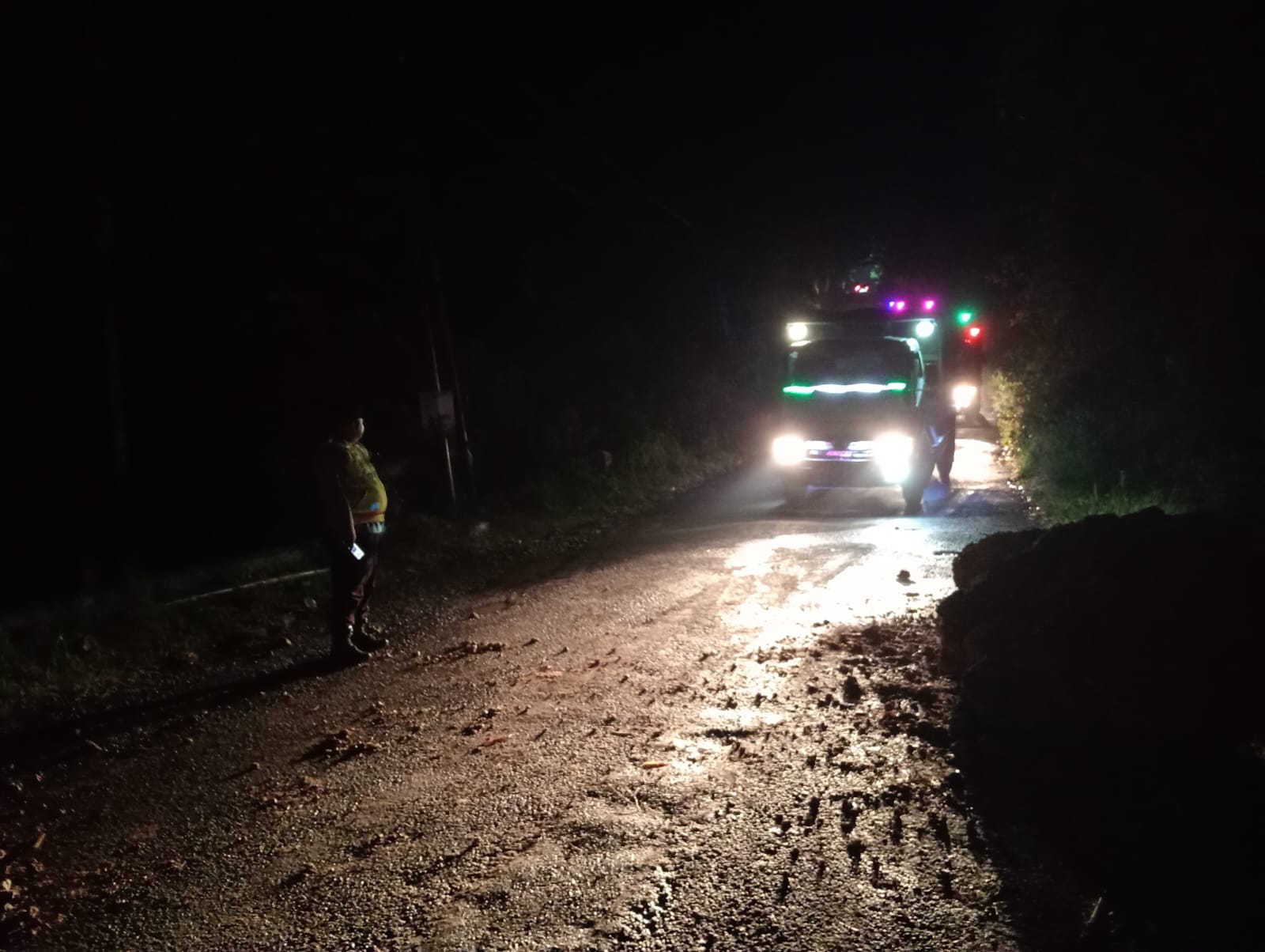 Longsor Bebatuan Terjang Jalan Raya Kampak-Munjungan, ini Peringatan BPBD Trenggalek