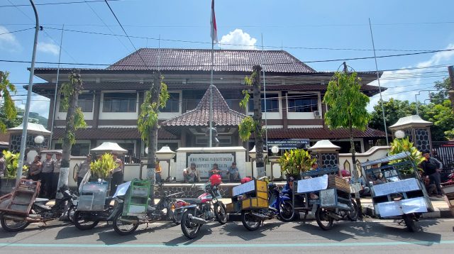 Bawa Obrok ke Kantor DPRD Trenggalek, Puluhan Pedagang Etek di Dongko-Munjungan Protes Jalan Rusak