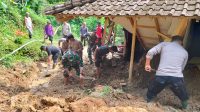 Puluhan Personel Gabungan di Trenggalek Diterjunkan Bantu Bersihkan Material Rumah Terdampak Longsor