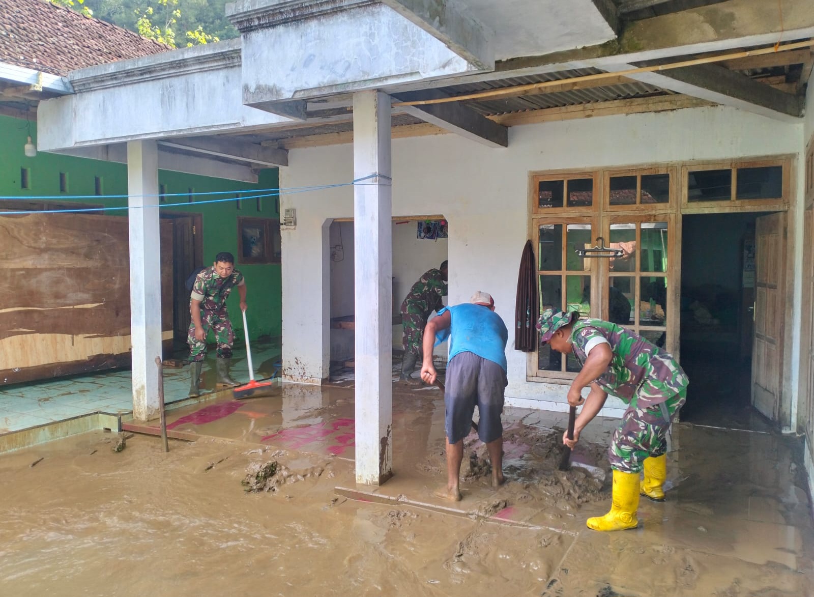 Petugas Gabungan di Trenggalek Bersihkan Sedimen Lumpur di Area Permukiman Warga Terdampak Banjir Luapan Sungai Temon