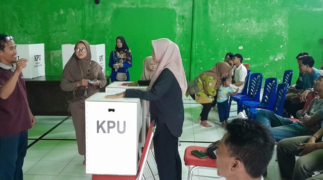 Usai Terima Logistik Bilik Suara, PPS Pesantren Gelar Simulasi Pemungutan dan Penghitungan Suara.