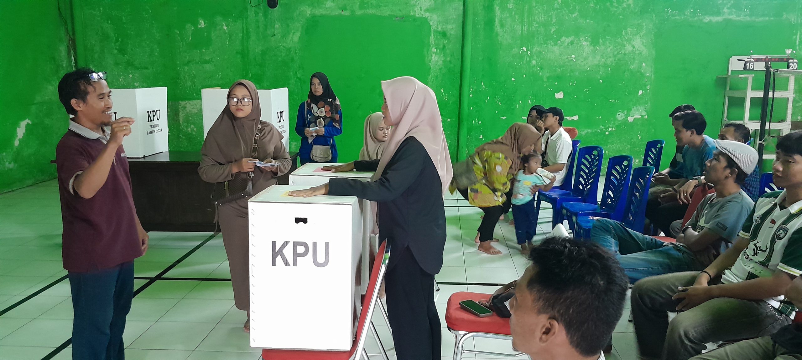 Usai Terima Logistik Bilik Suara, PPS Pesantren Gelar Simulasi Pemungutan dan Penghitungan Suara.