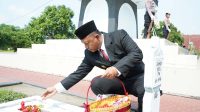 Bersama Jajaran Forkopimda, Pjs Bupati Kediri Pimpin Tabur Bunga di Taman Makam Pahlawan