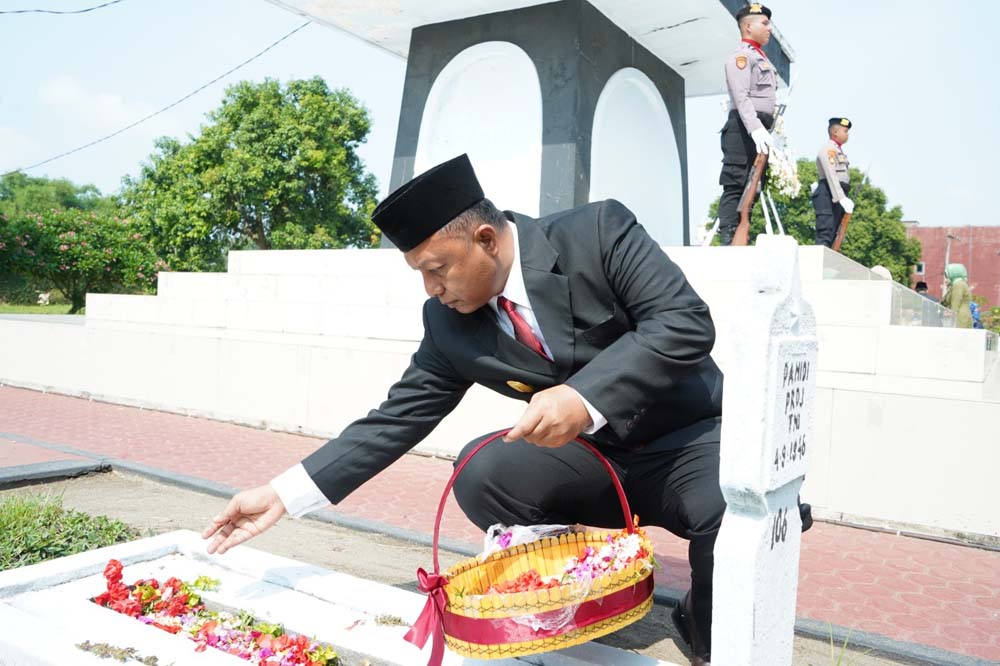 Bersama Jajaran Forkopimda, Pjs Bupati Kediri Pimpin Tabur Bunga di Taman Makam Pahlawan