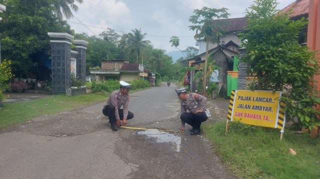 Polres Trenggalek Pasang Tanda Peringatan di Jalan Berlubang Jalur Kampak – Watulimo, Hati-hati saat Melintas !