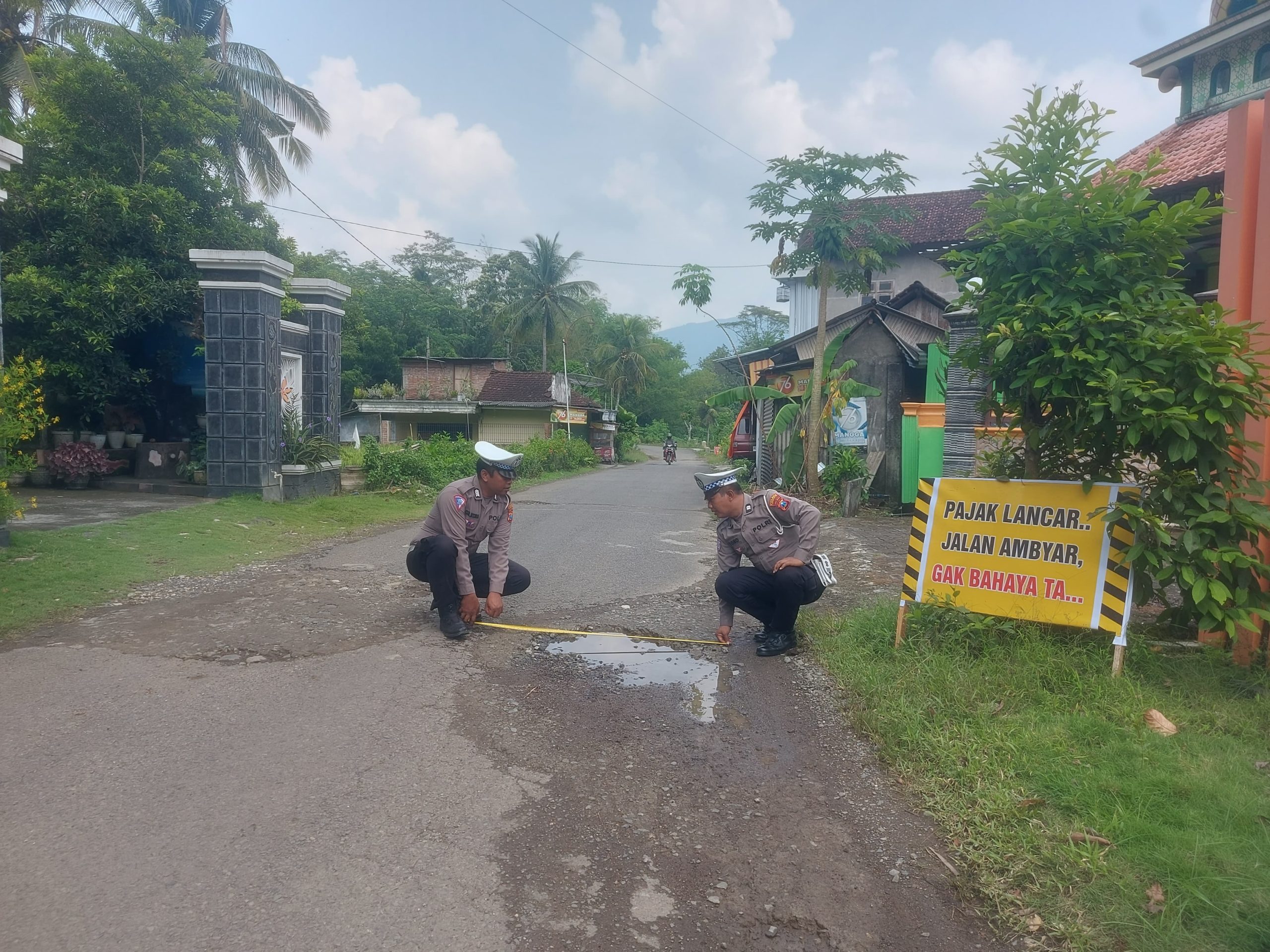 Polres Trenggalek Pasang Tanda Peringatan di Jalan Berlubang Jalur Kampak – Watulimo, Hati-hati saat Melintas !