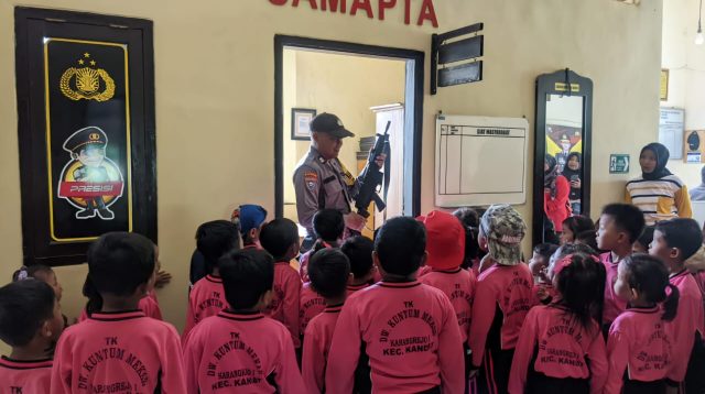 Polisi Sahabat Anak, Polsek Kandat Kenalkan Tugas Polisi Sejak Dini