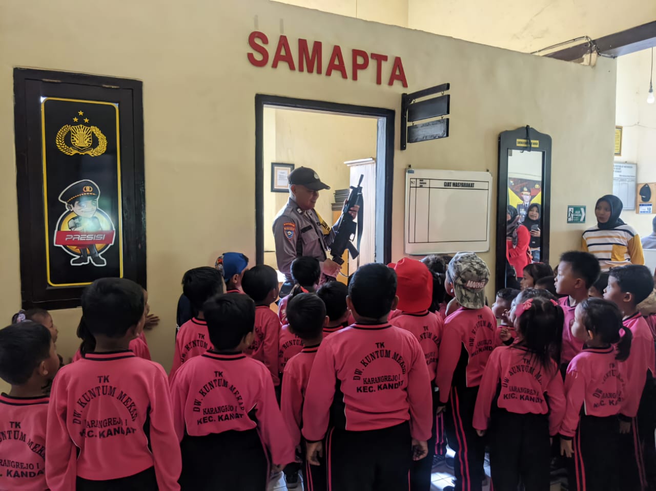 Polisi Sahabat Anak, Polsek Kandat Kenalkan Tugas Polisi Sejak Dini