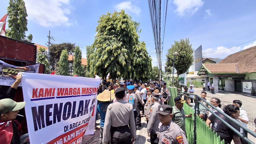 Ratusan Warga Satak Puncu Geruduk Kantor KPH Kediri, Ini Tuntutannya