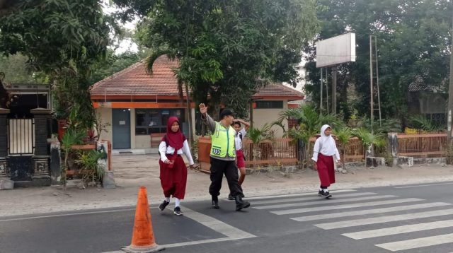 Peduli Keselamatan Anak, Polisi di Kediri Seberangkan Siswa ke Sekolah